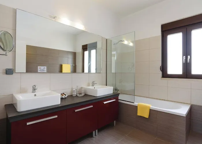 Вилла Persis By